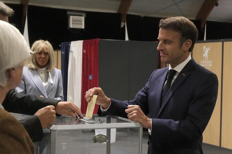 Emmanuel Macron na današnjim parlamentarnim izborima (Foto: EPA-EFE)