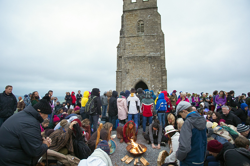 U britanskom Glastonburyu ljudi se okupljaju svake godine da obilježe prvi dan ljeta (Foto: EPA-EFE)