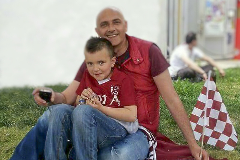 Jasmin i njegov sin Mirel (Foto: Pomozi.ba)