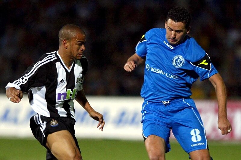 Kieron Dyer u duelu sa Denisom Karićem (Željezničar - Newcastle 0:1; 2002.) (Foto: EPA-EFE)