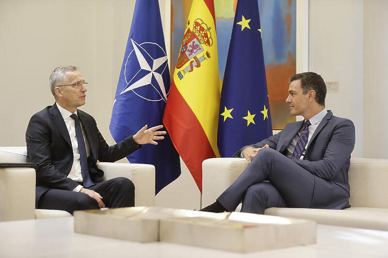 Generalni sekretar NATO-a Jens Stoltenberg i španski premijer Pedro Sanchez