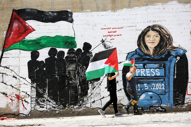 Mural na Zapadnoj obali (okupirana Palestina) posvećen Shireen Abu Akleh (Foto: EPA-EFE)