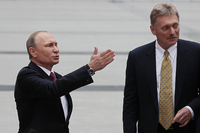 Vladimir Putin i glasnogovornik Dmitrij Peskov (Foto: EPA-EFE)