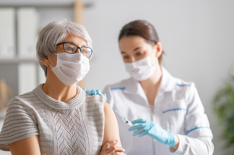 Vakcine protiv koronavirusa smanjile broj smrtnih slučajeva (Foto: Shutterstock)