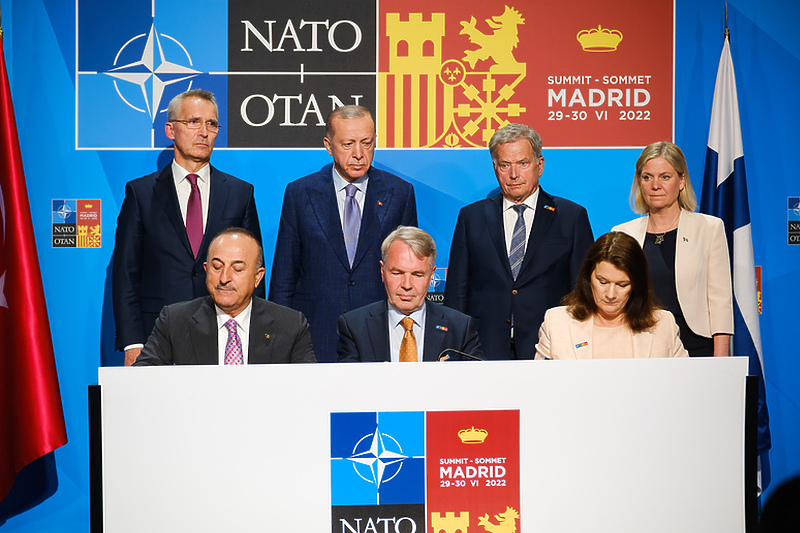 Delegacije Turske, Švedske i Finske tokom potpisivanja sporazuma (Foto: NATO)