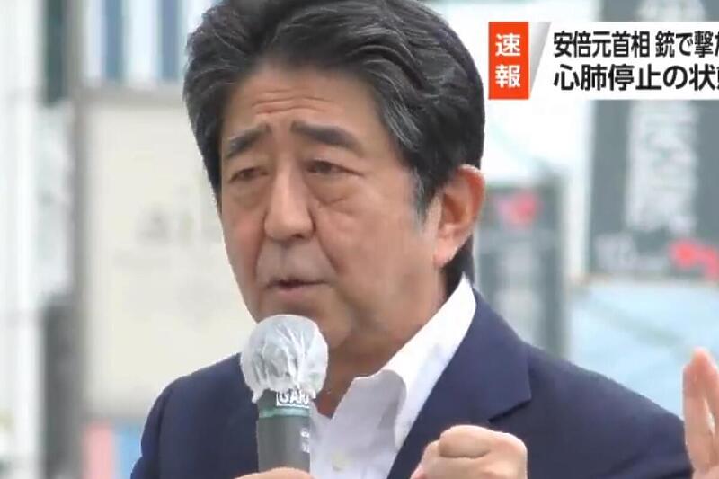 Shinzo Abe prilikom obraćanja na skupu kada je izvršen atentat