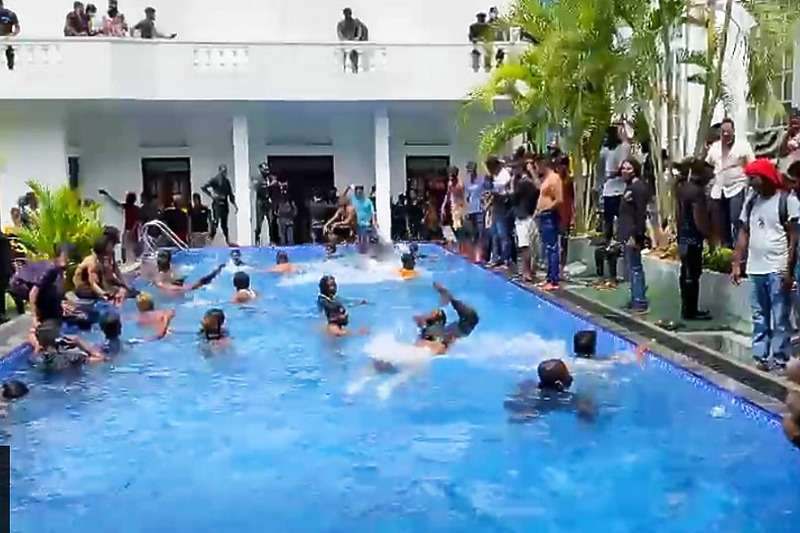 Demonstranti se osvježili u bazenu (Foto: BBC)