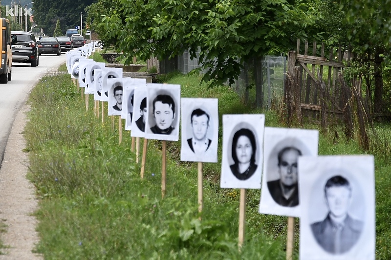 Fotografije pripadnika Vojske RS-a pored puta u Potočarima (Foto: T. S./Klix.ba)