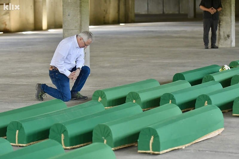 Michael Murphy pred posmrtnim ostacima ubijenih u genocidu (Foto: D. S./Klix.ba)