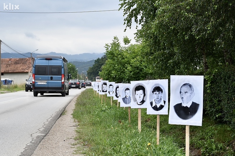 Fotografije pripadnika Vojske RS-a na putu ka Potočarima (Foto: T. S./Klix.ba)