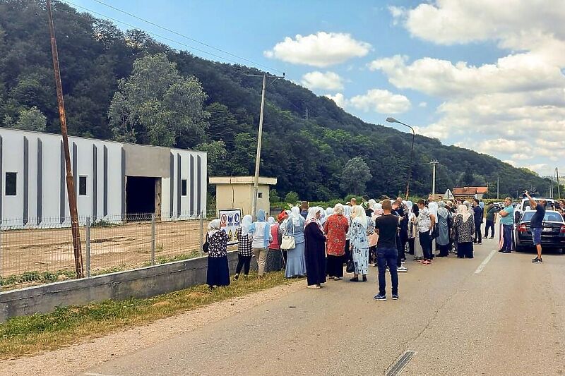 Porodice žrtava danas u Kravici (Foto: Ambasada SAD-a u BiH)