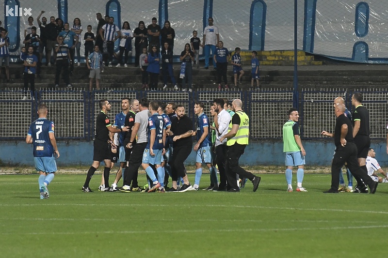 Utrčavanje trenera na teren (Foto: T. S./Klix.ba)