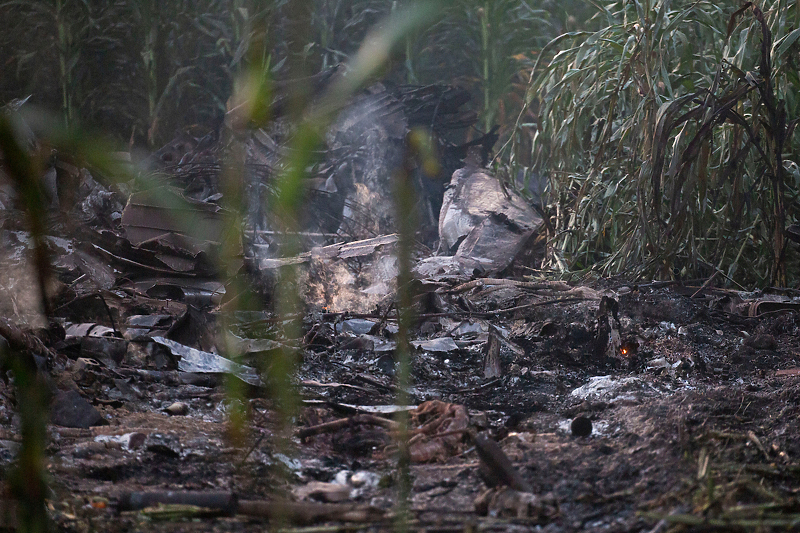 Ostaci aviona koji se sinoć srušio (Foto: EPA-EFE)