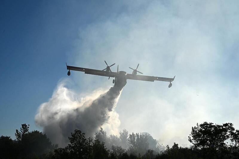 Hoće li kanaderi gasiti požare u Hercegovini? (Foto: Marko Picek/Pixsell)