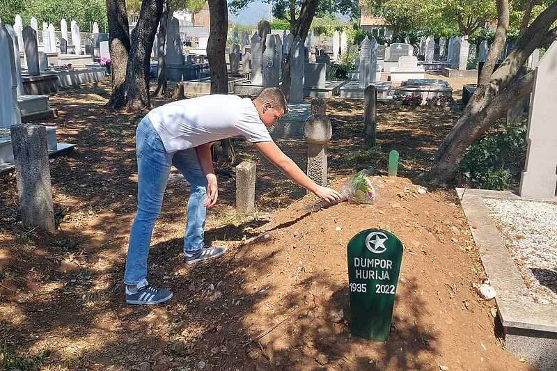 Sandro Biokšić položio cvijeće na mezarje Hurije Dumpor (Foto: Facebook: Aner Gosto)