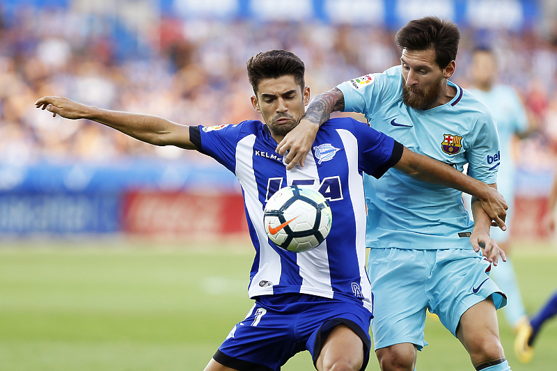 Enzo Zidane u duelu s Messijem iz perioda dok je nastupao za Alaves (Foto: EPA-EFE)