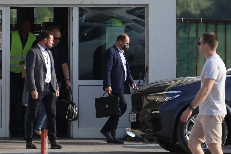 Christian Schmidt stigao na aerodrom u Tuzli (Foto: A. K./Klix.ba)