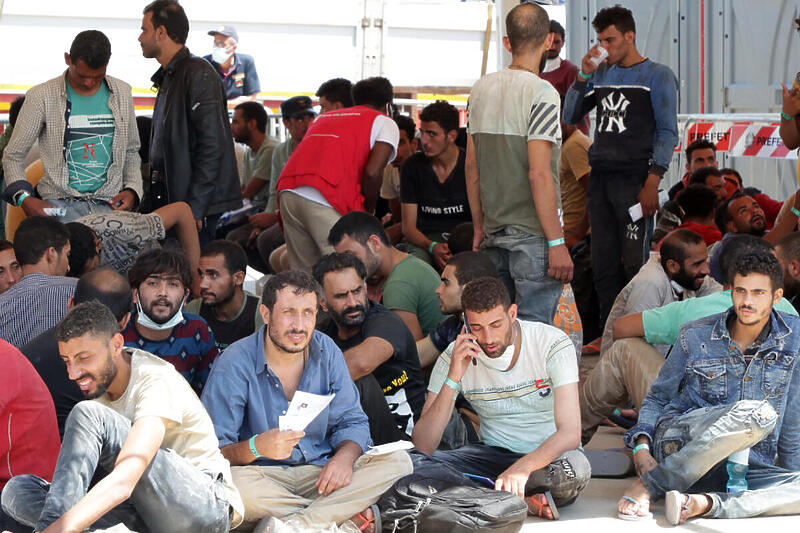 Neki od novopristiglih migranata u Italiju (Foto: EPA-EFE)
