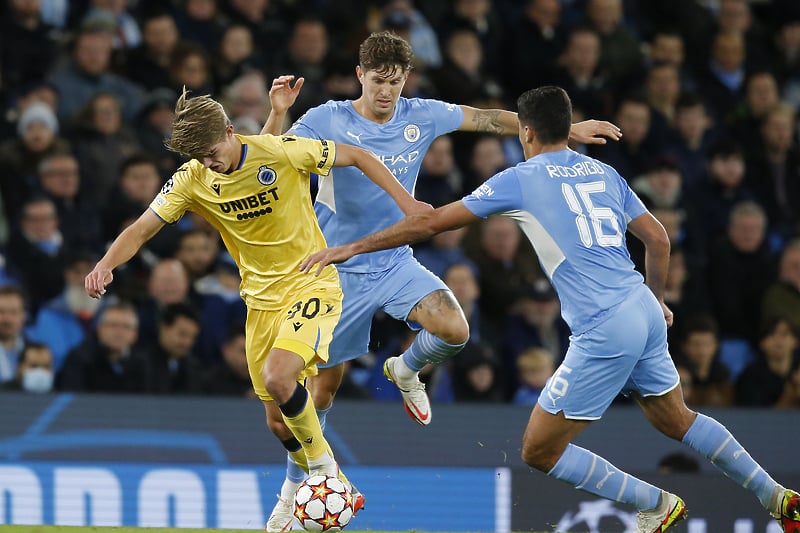 De Ketelaere u duelu protiv Cityja (Foto: EPA-EFE)