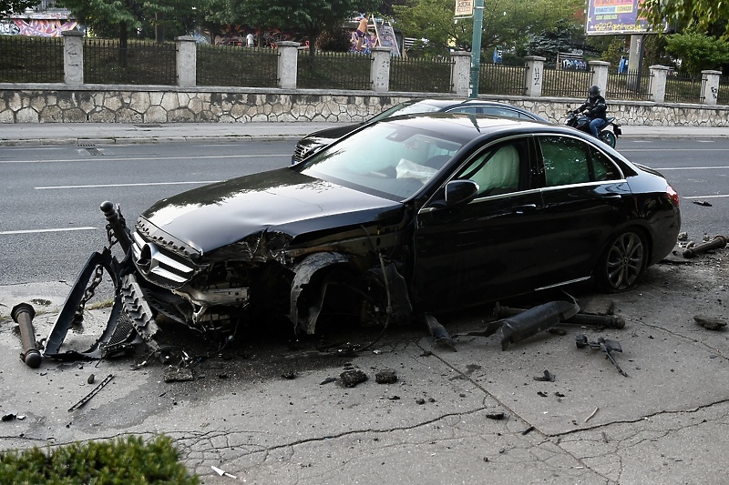 Saobraćajna nesreća u sarajevskoj ulici Titova, kod doma zdravlja Vrazova (Foto: D. S./Klix.ba)