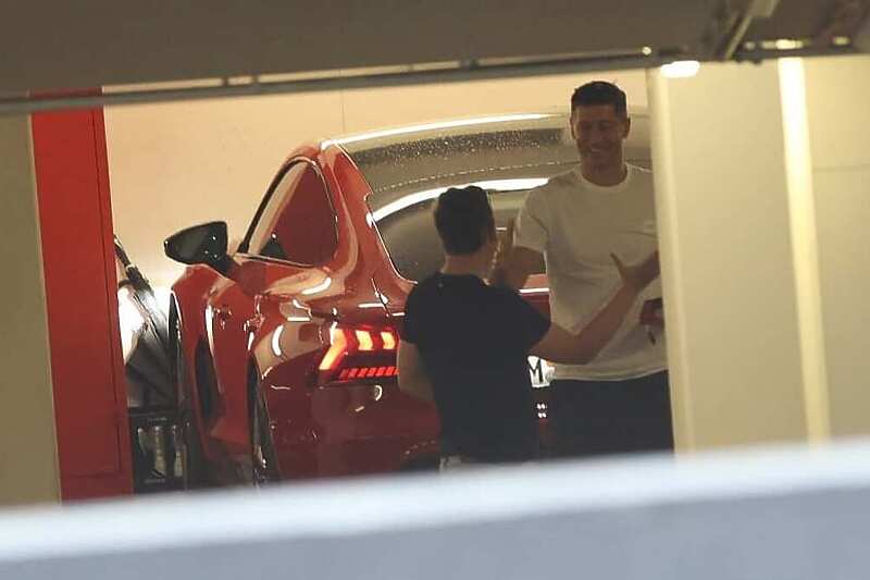 Lewandowski tokom posjete Bayernovim prostorijama (Foto: Twitter)