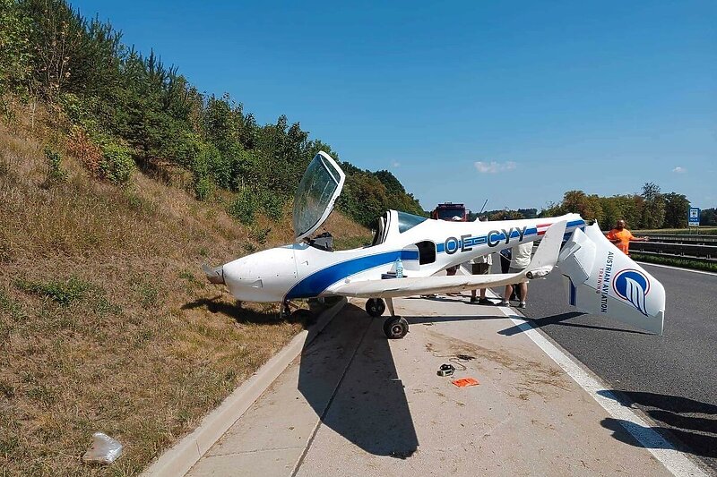 Manji avion prinudno sletio na autocestu u Sloveniji (Foto: 24ur)