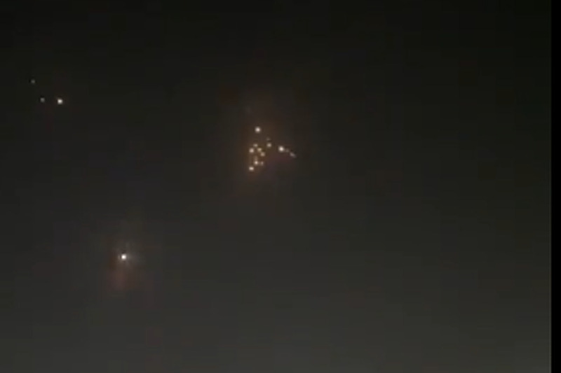 Niz raketa iz Gaze upućen prema Izraelu (Screenshot: Twitter)
