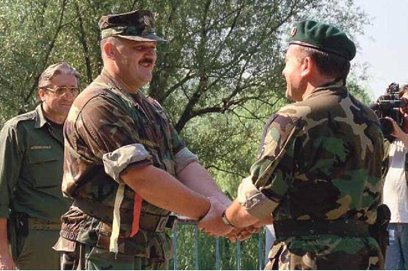Dudaković predaje generalu Hrvatske vojske dio hrvatskog teritorija koji je oslobodila Armija RBiH