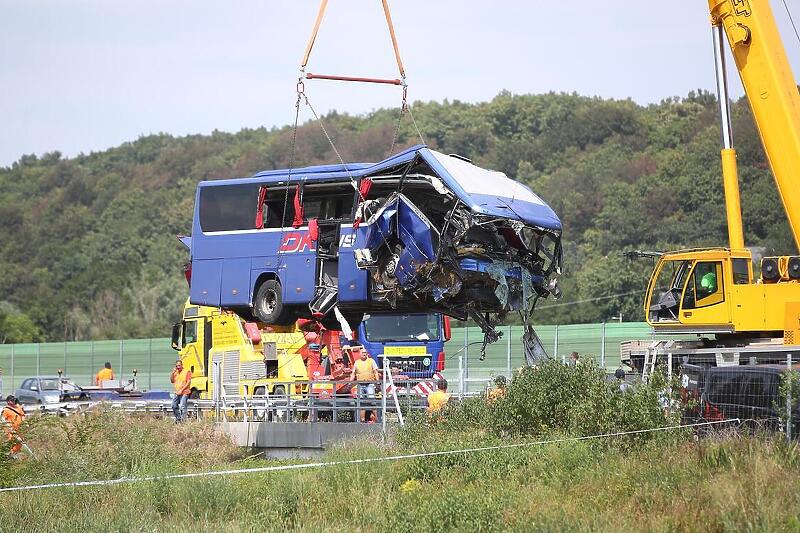 Autobus koji je izletio s autoputa (Foto: Pixsell/Željko Lukunić)