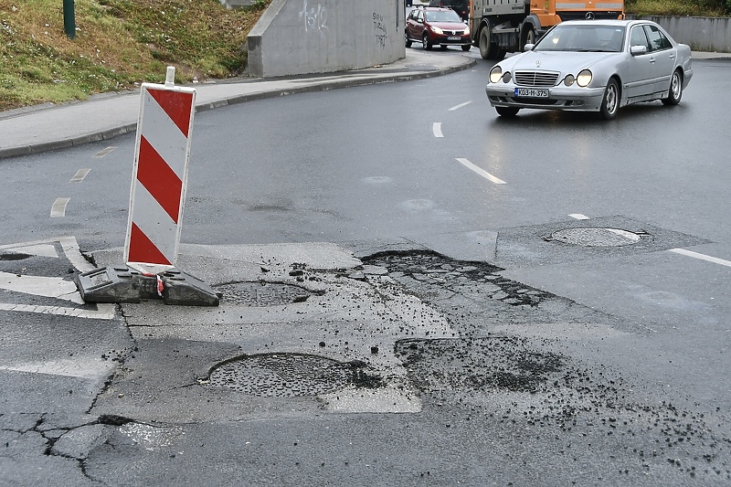 Propao asfalt u kružnom toku u sarajevskom naselju Buća Poto (Foto: I. Š./Klix.ba)