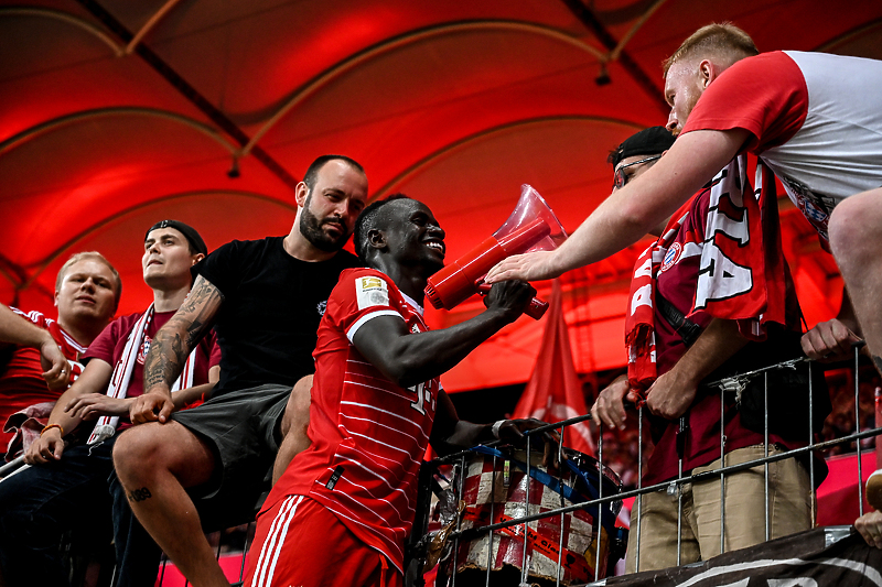 Mane s navijačima Bayerna nakon pobjede protiv Eintrachta (Foto: EPA-EFE)