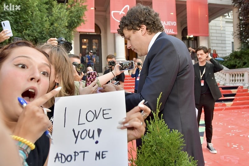 Jesse Eisenberg na crvenom tepihu Sarajevo Film Festivala (Foto: I. Š./Klix.ba)