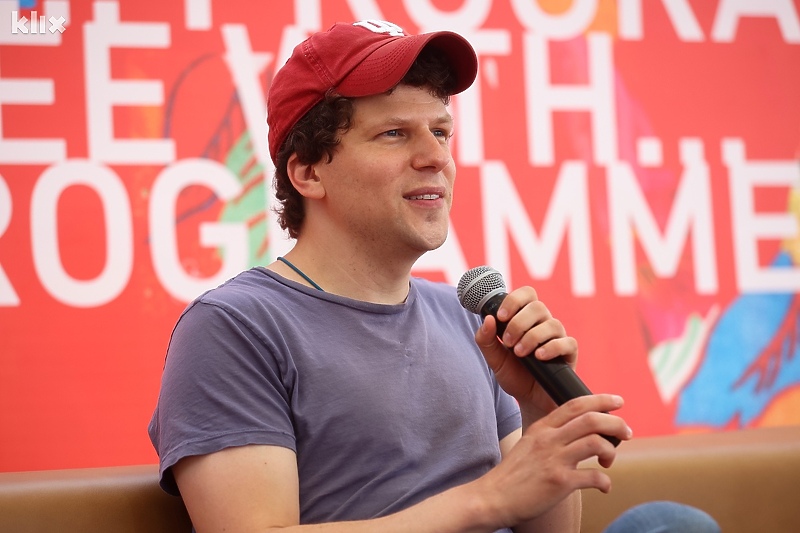 Jesse Eisenberg tokom događaja "Kafa sa" na Festivalskom trgu (Foto: I. L./Klix.ba)