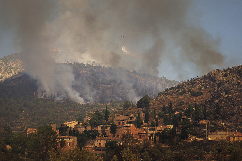 Požari u blizini grada Bejisa (Foto: EPA-EFE)