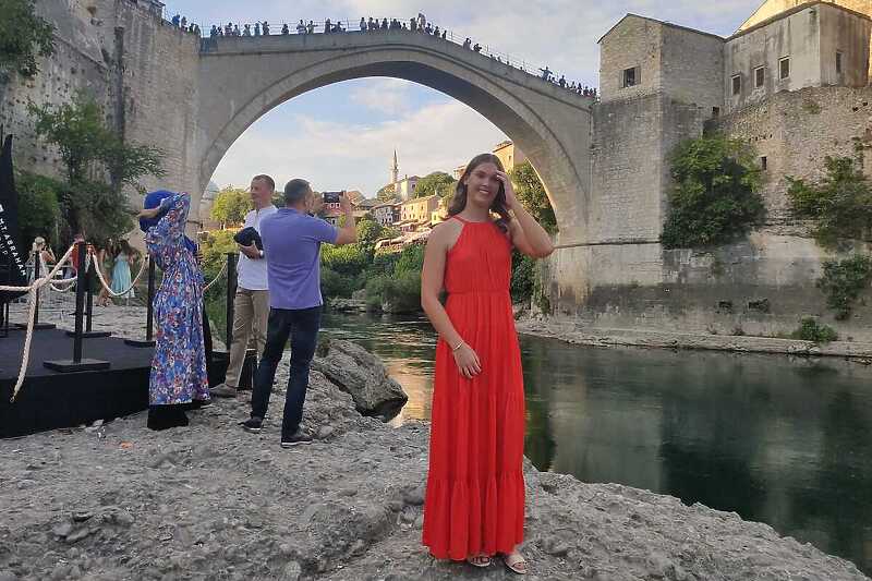 Lana Pudar ispod Starog mosta u Mostaru (Foto: G. Š./Klix.ba)