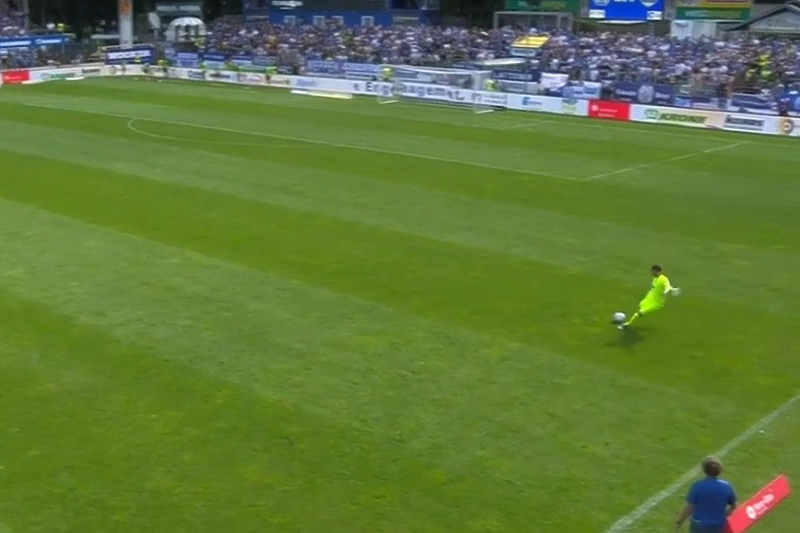 Trenutak kada je Müller uputio udarac (Foto: Screenshot)