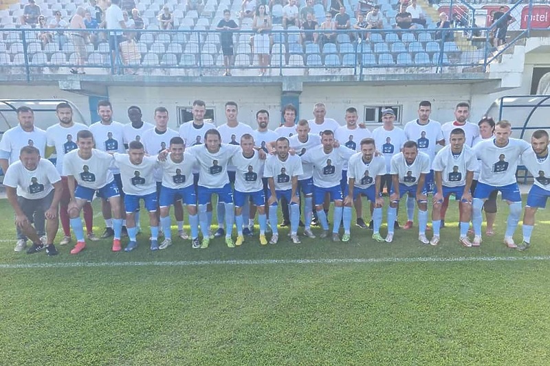 Nogometaši i stručni štab GOŠK-a pred početak utakmice s Gradinom (Foto: NK GOŠK)