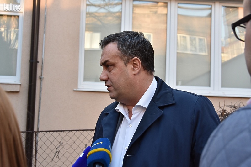 Asim Sarajlić nakon otkrivanja afere saopćava novinarima da podnosi ostavku na funkcije u SDA (Foto: M. O./Klix.ba)