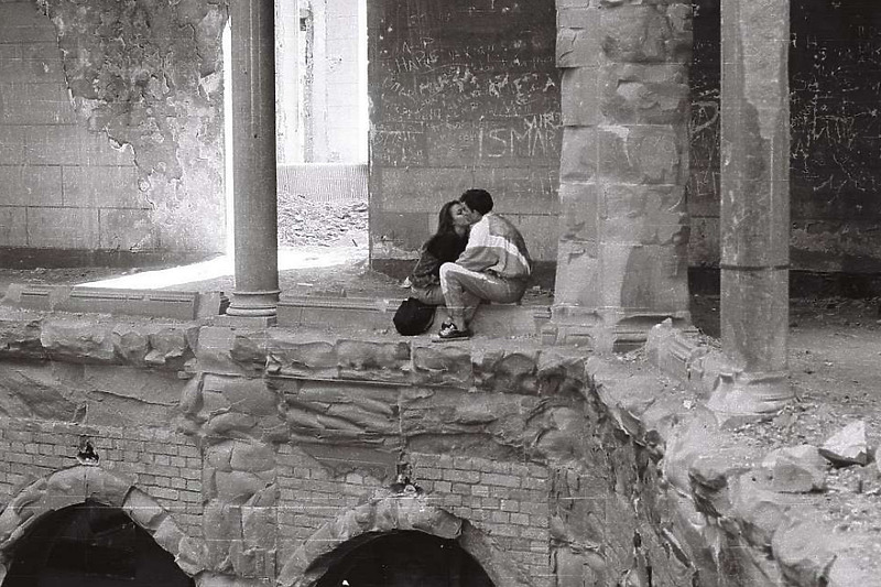 Romantični poljubac u razrušenoj Viječnici (Foto: Esad Lukač)