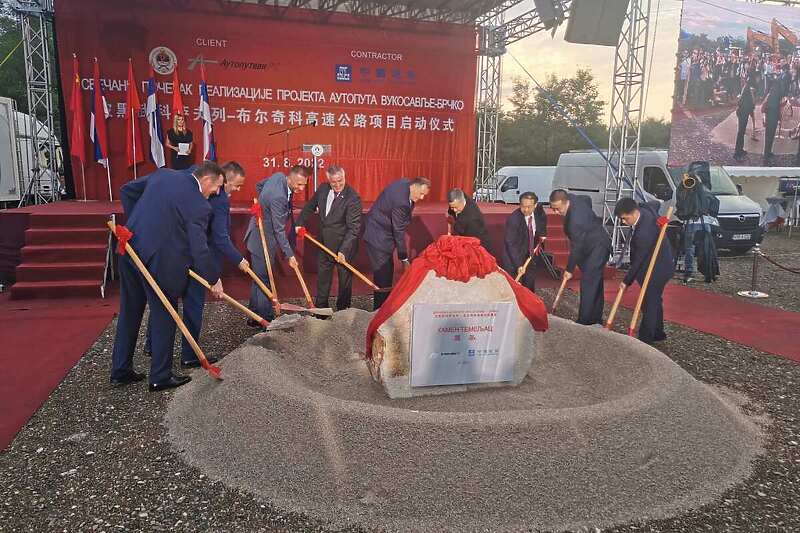 Dodik postavio kamen temeljac i ozvaničio početak radova na autoputu Vukosavlje-Brčko (Foto:Vlada RS