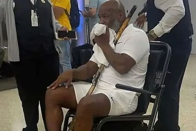 Mike Tyson u kolicima na aerodromu u Miamiju (Foto:Twitter)