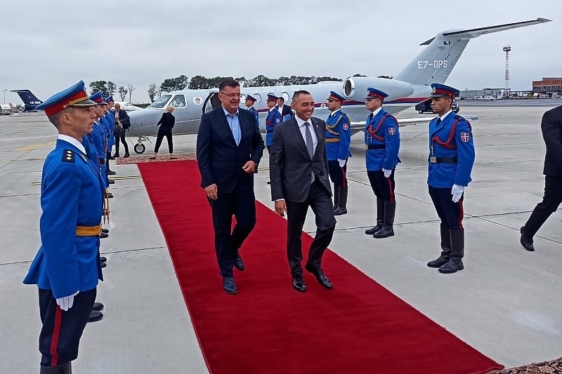 Tegeltiju je na aerodromu dočekao Vulin