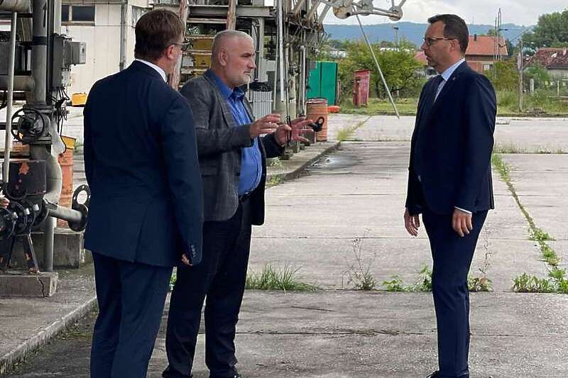 Nermin Džindić u posjeti naftnim terminalima u Bihaću (Foto: FENA)