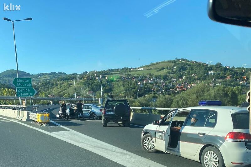 Saobraćajna nesreća na petlji Butile (Foto: Čitatelj)