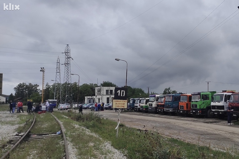 Kamioni svakodnevno čekaju pred rudničkom kapijom (Foto: A. K./Klix.ba)