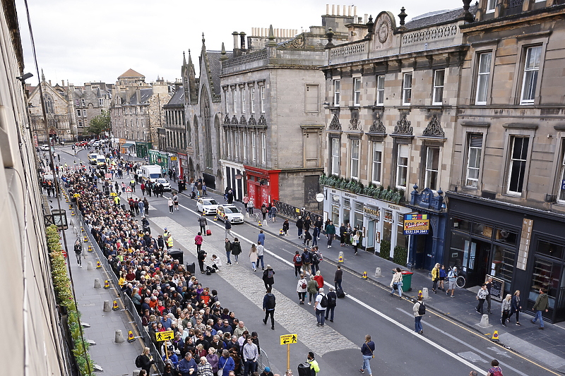 Građani su se okupili na ulicama Edinburgha da odaju posljednu počast kraljici (Foto: EPA-EFE)