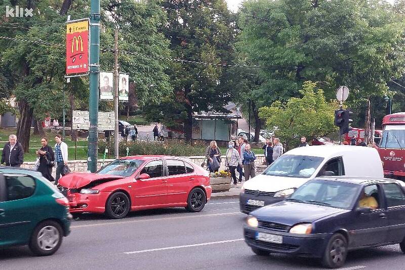 Saobraćajna nesreća ispred zgrade Predsjedništva BiH (Foto: Čitatelj)