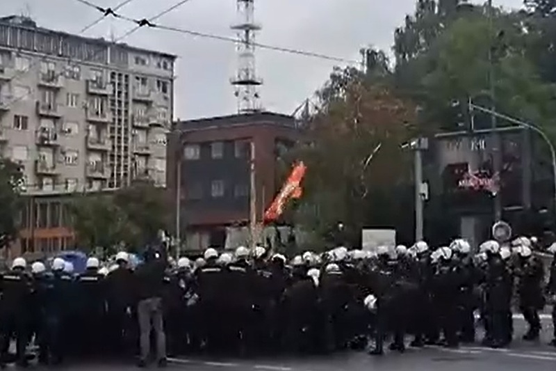 Sukob policije i protivnika Europridea ispred Narodne skupštine Srbije (Screenshot: Nova.rs)
