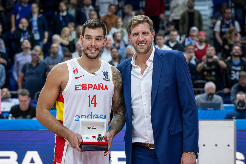Willy Hernangómez i Dirk Nowitzki (Foto: FIBA)