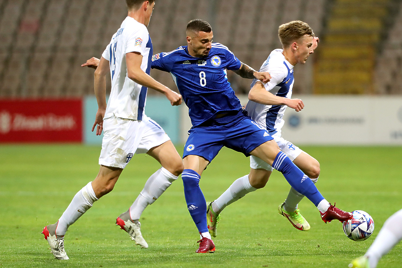 Rade Krunić u duelu s nogometašima Finske (Foto: EPA-EFE)